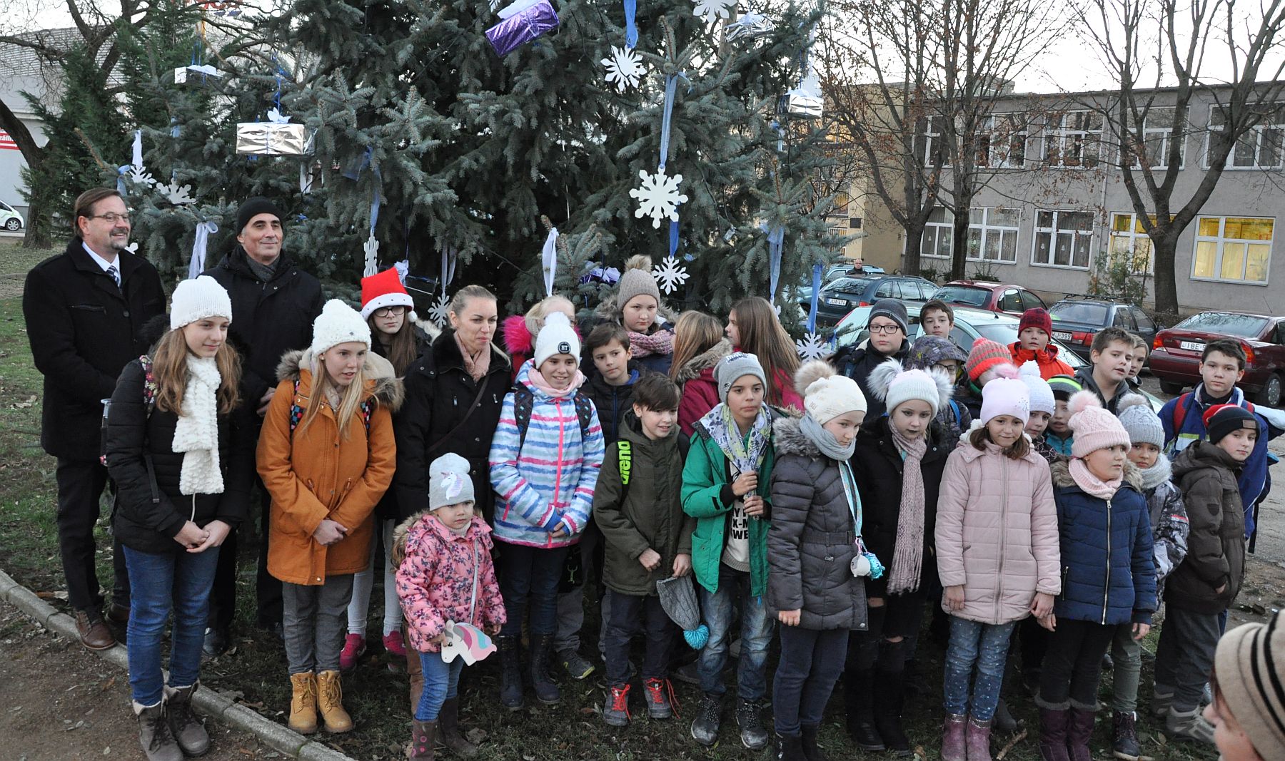 Ünnepi műsor mellett kapcsolták fel Palotaváros karácsonyfájának fényeit